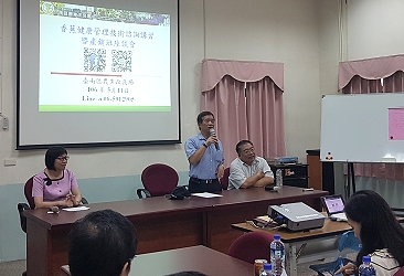 開場致詞，左起嘉義縣番路鄉農會盧淑惠秘書、本場鄭榮瑞副場長、香蕉研究所翁敏雄助理研究員