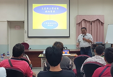 香蕉研究所翁敏雄助理研究員開始介紹香蕉的栽培技術
