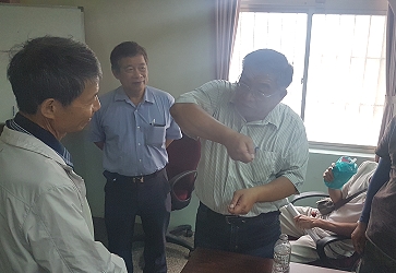 中場休息時間，仍有不少農友前來請教、提問，翁助理研究員都很詳細地解說