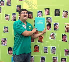 盧傳期與青農英雄榜合影，開心畢業了 !! 