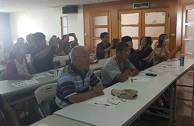 農民像追星族一樣拍攝講師上課情形