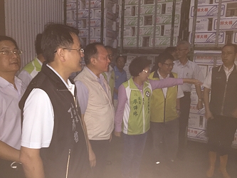 林主委到漢光、二崙果菜合作社視察蔬菜倉儲，確保供貨無虞