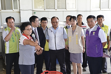 關廟農會陳總幹事及工作人員介紹綠竹筍加工廠作業流程