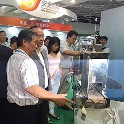 鄭榮瑞副場長向林主委解說本場參展項目