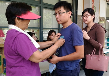 青壯年參賽者有女友相伴支持，也有家政媽媽幫忙貼名牌