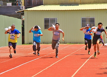 參賽者一組五人扛沙包向先衝刺