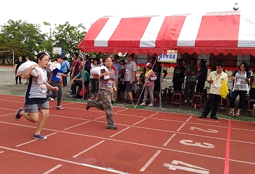 女生也揹著沙包邁向終點