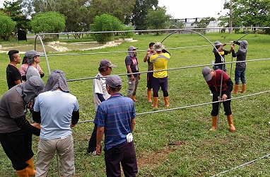 本場人員指導學員們搭建簡易設施