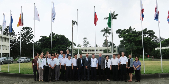 林主委、農委會長官與亞蔬中心專家合影