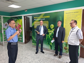 黃永光研究員解說亞蔬中心研究工作