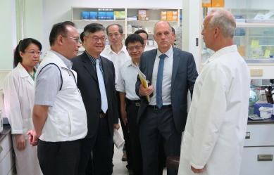 外籍專家說明研究工作內容