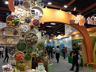 繽紛農業館入口展示新鮮農產品食材