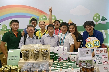 本場輔導的 7 位青農參與展售