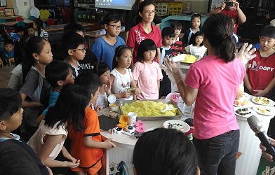 小朋友目不轉睛的看著本場研究人員示範