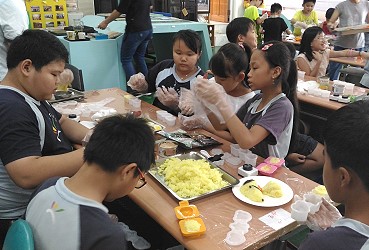 學生動手做飯糰