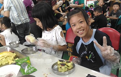 滿意的笑容看著自己製作的飯糰