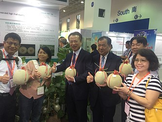 翁副主委章梁 ( 左 3) 關心本場展示之優質耐熱洋香瓜