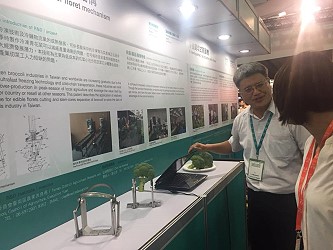 鍾瑞永課長說明青花菜分切機