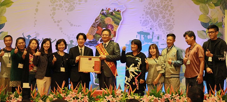 賴清德院長頒發雲林縣元長鄉花卉產銷班第 2 班當選證書及獎金