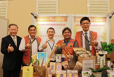 本場鄭榮瑞副場長、阿里山鄉農會劉家顯總幹事 ( 右 1) 、鄭森癸技術員 ( 左 2) 與安啟信班長開心合照 