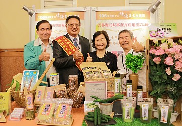 本場鄭榮瑞副場長 ( 右 1) 、中區分署王安石分署長 ( 左 1) 及元長鄉農會李美容總幹事 ( 右 2) 與吳灑山班長歡喜合照