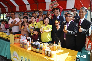 李副主委稱讚及推薦青農優良產品