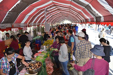 展售攤位一大早就搶搶滾