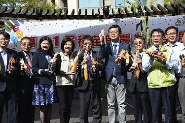 長官及立委們上台祝賀