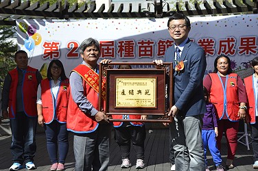 李副主委頒發十大績優產銷班獎牌