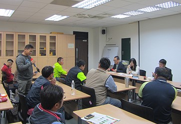 第四屆百大青農謝丙寅，向王仕賢場長說明團隊經營方針與未來目標