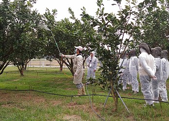 本場人員指導學員們果園噴藥實務 