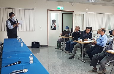 農會萬清森課員說明水稻保險