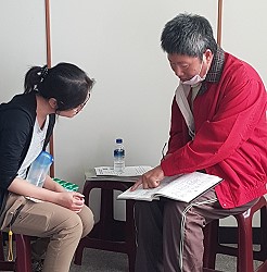 農友向張助理研究員請教病蟲害