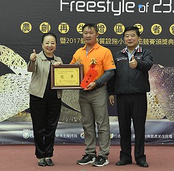 張花冠縣長頒發冠軍獎牌 - 高文聰