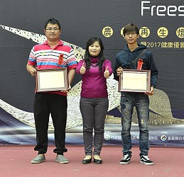 游淑敏秘書頒發佳作獎牌 - 楊景翔 、林昌達