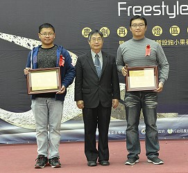 王振茂理事長頒發佳作獎牌 - 鄭柏祥 、龔慧宗