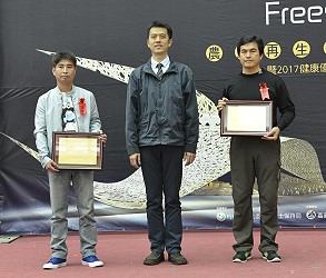陳威廷理事頒發佳作獎牌 - 游世峰 、呂明德