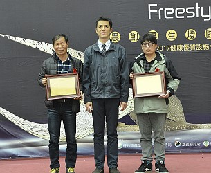 陳威廷理事頒發佳作獎牌 - 沈榮福 、郭景忠