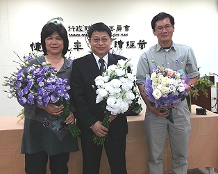 (左起)楊藹華課長、王場長、張元聰副研究員向記者展示新花色