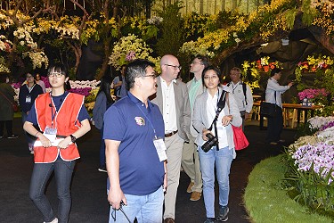 參觀 2018 臺灣蘭展，蘭協安排英文導覽引導說明