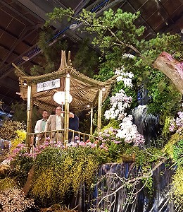 蘭花協會特許兩位貴賓登上 