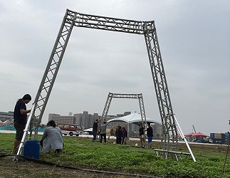 架設第 2 座吊橋鋼材