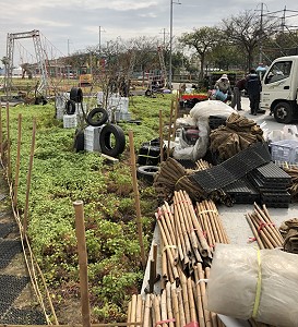 各種布置材料運至現場，開始進行布置