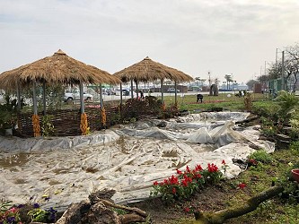 水池底部以塑膠布覆蓋防止漏水