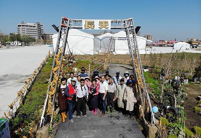 布展完工，場長率工作團隊在「天長地久橋」合影留念