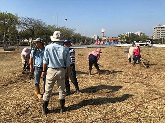 張元聰副研究員率同仁初步清理場地 