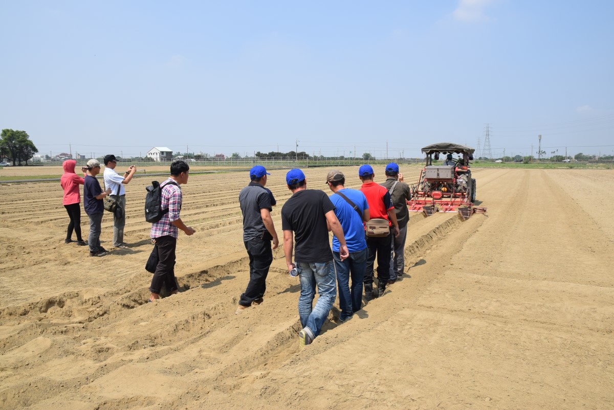 作畦暨施肥同步作業示範