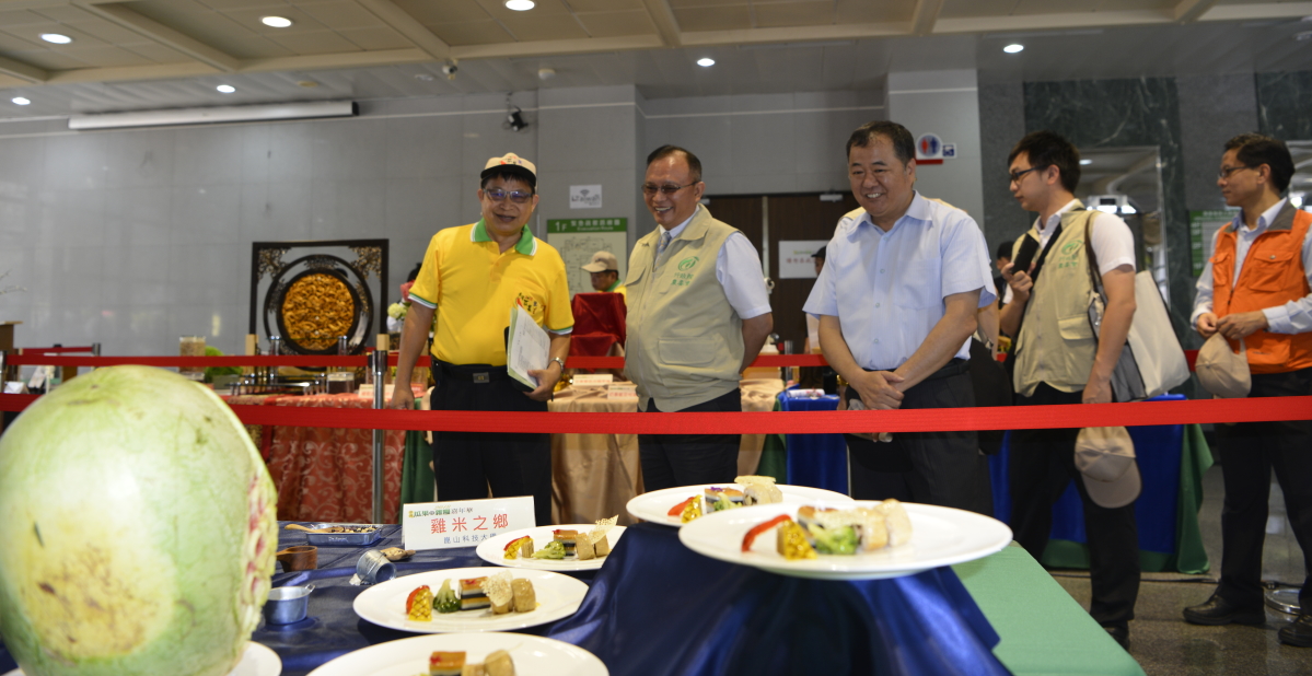 林主委巡視料理及果雕靜態展示