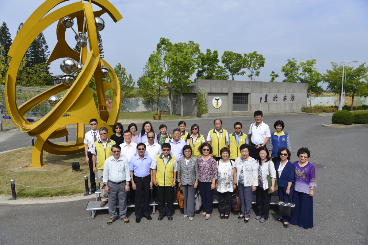 監察委員與本場長官在地標前合影