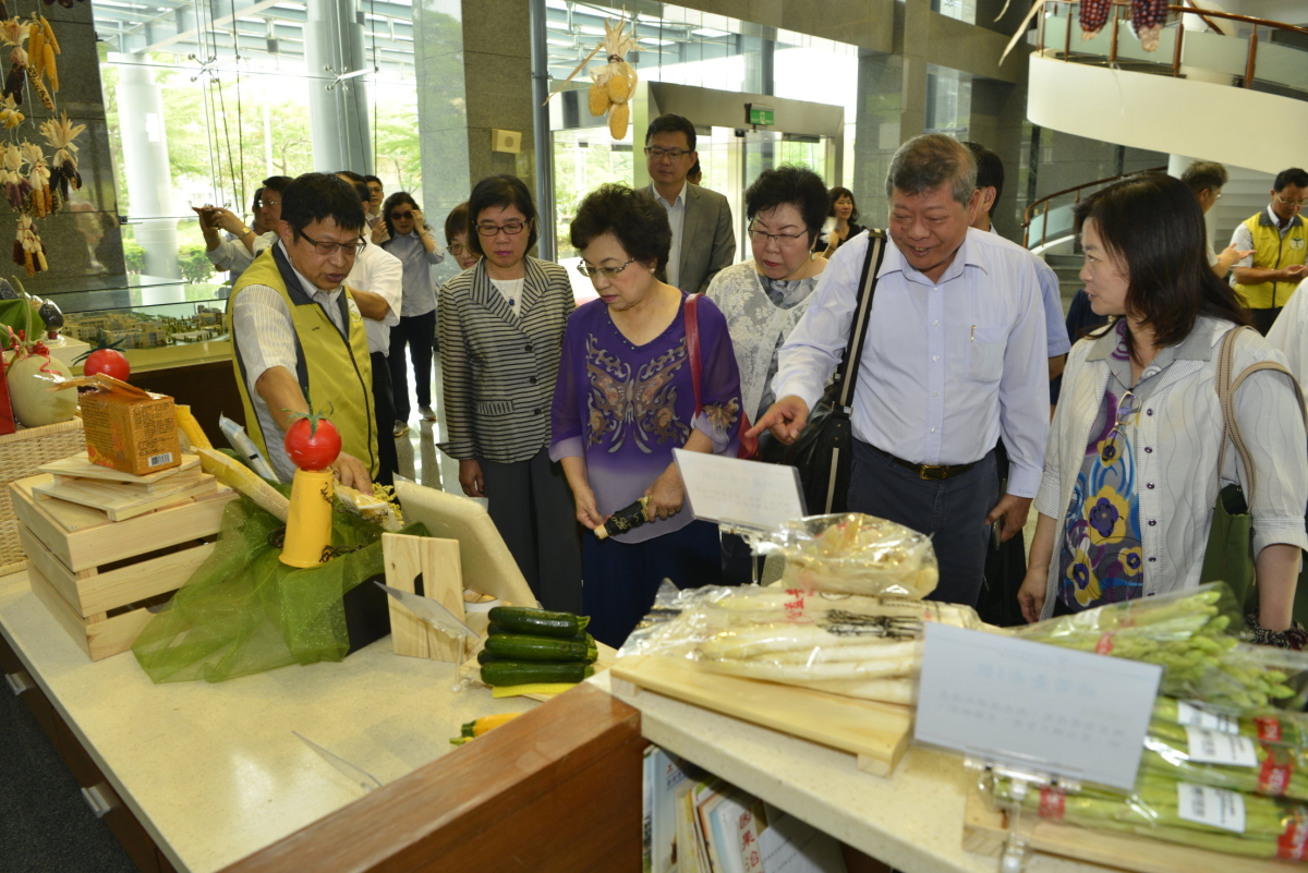 王仕賢場長介紹新近研發的優良農作物品種